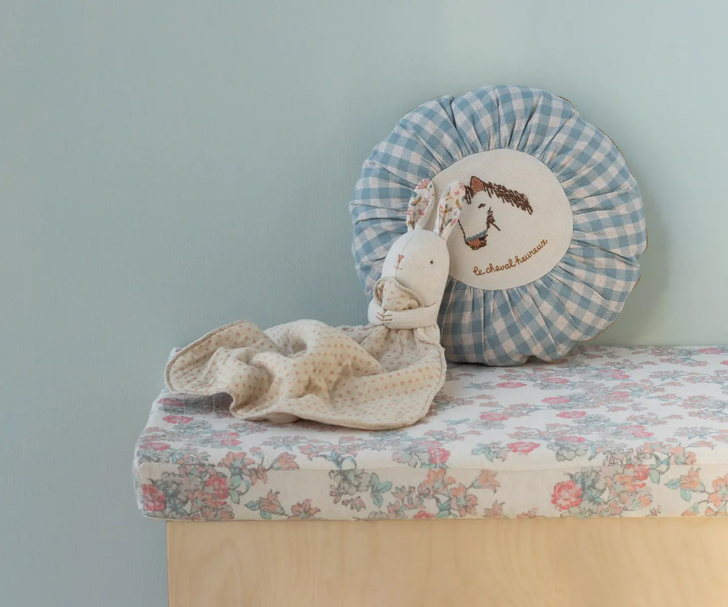 Maileg Lullaby Friends Kuscheltier Hase „natur“ mit Kuscheltuch, mini in einer Maileg-Spielszene