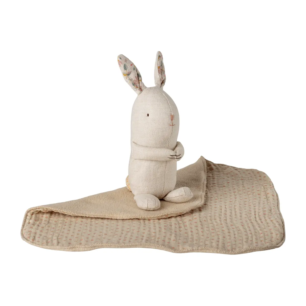 Maileg Lullaby Friends Kuscheltier Hase „natur“ mit Kuscheltuch, mini auf weißem Hintergrund
