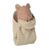 Maileg Lullaby Friends Kuscheltier Schwein „rosa“ mit Kuscheltuch, mini auf weißem Hintergrund