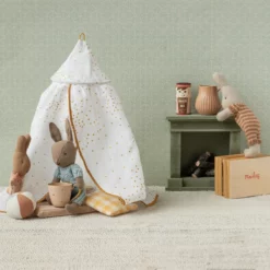 Maileg Miniatur Betthimmel fürs Puppenhaus „Cremfarben mit gold“ in einer Maileg-Spielszene