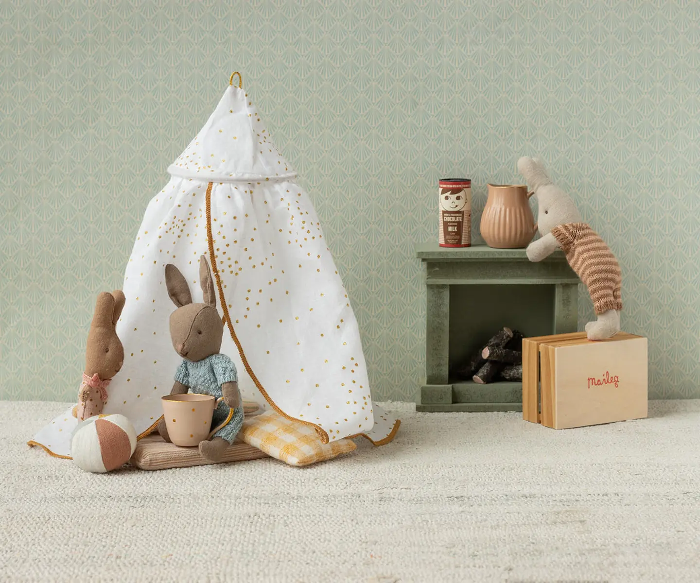 Maileg Miniatur Betthimmel fürs Puppenhaus „Cremfarben mit gold“ in einer Maileg-Spielszene