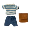 Maileg Puppenkleidungs-Set Shirt, Hose und Rucksack für großer Bruder Maus auf weißem Hintergrund