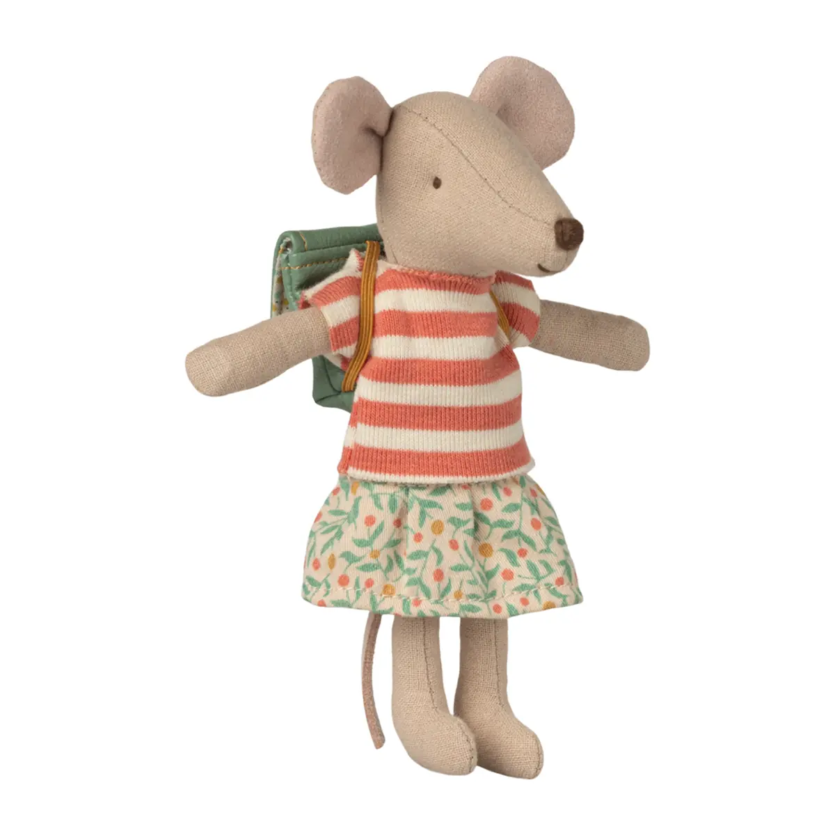 Maileg Puppenkleidungs-Set Shirt, Rock und grüner Rucksack für große Schwester Maus auf weißem Hintergrund