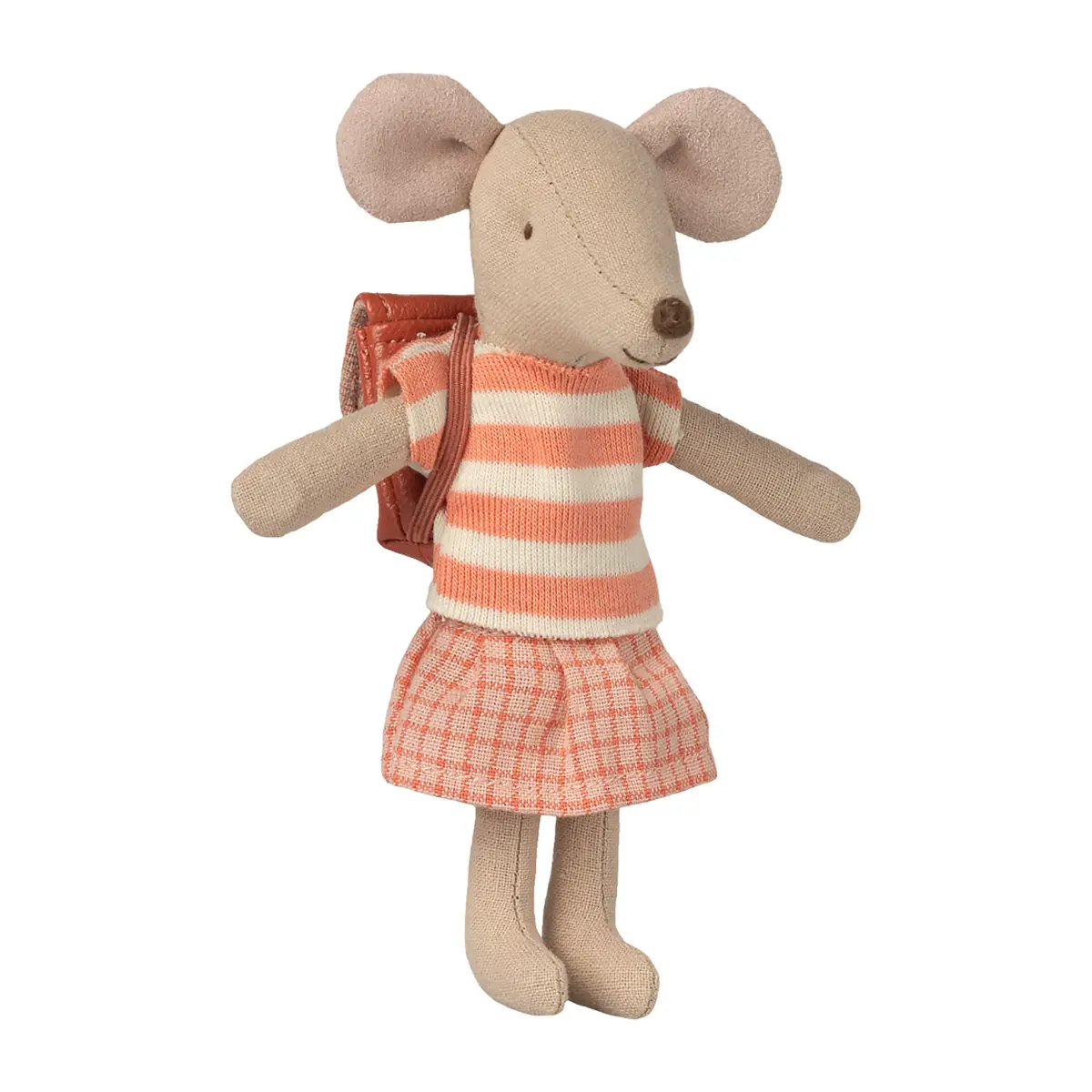 Maileg Puppenkleidungs-Set Shirt, Rock und Rucksack in koralle für große Schwester Maus auf weißem Hintergrund