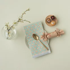 Maileg Serviette Provence groß in einer Maileg-Spielszene