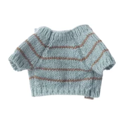 Maileg Welpen Zubehör „gestrickter Pullover / blau“ für Maileg Hundewelpen auf weißem Hintergrund