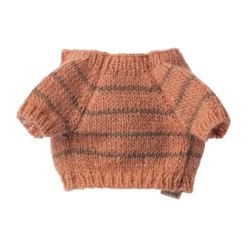 Maileg Welpen Zubehör „gestrickter Pullover / koralle“ für Maileg Hundewelpen auf weißem Hintergrund
