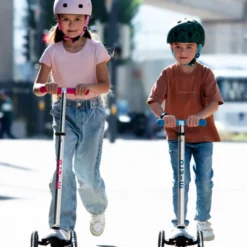Maxi Micro Deluxe Flux LED – mehrere Ausführungen: Kinder mit Rollern