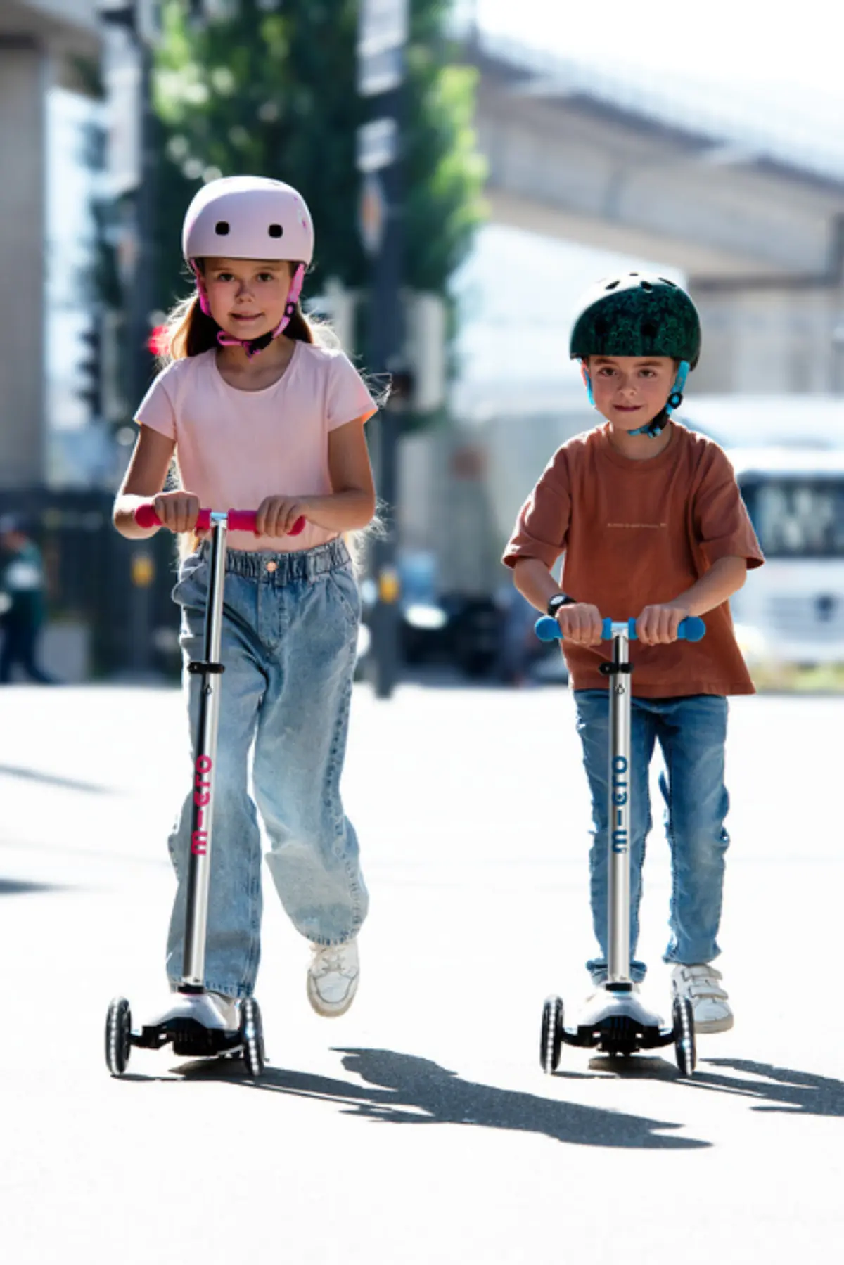 Maxi Micro Deluxe Flux LED – mehrere Ausführungen: Kinder mit Rollern