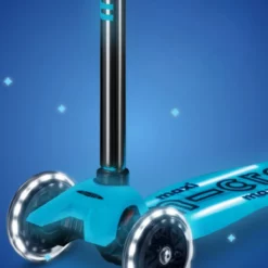 Maxi Micro Deluxe Glow LED Plus Crystal Blue: Leuchteffekt an Rollen und Trittbrett