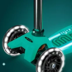 Maxi Micro Deluxe Glow LED Plus Jelly Green: Leuchteffekt an Rollen und Trittbrett