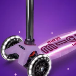 Maxi Micro Deluxe Glow LED Plus Luminous Purple: Leuchteffekt an Rollen und Trittbrett