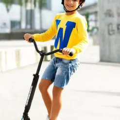Micro Sprite Deluxe Black: Kind beim Rollerfahren