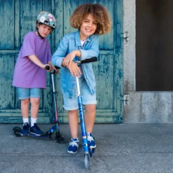 Micro Sprite Sapphire Blue: Kinder mit blauem Roller