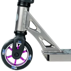 Micro Stunt Scooter Maverick Black/Purple: Vorderrad, Gabel und Trittbrett im Detail