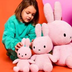 Miffy Corduroy Pink – Kind mit mehreren rosa Corduroy-Hasen