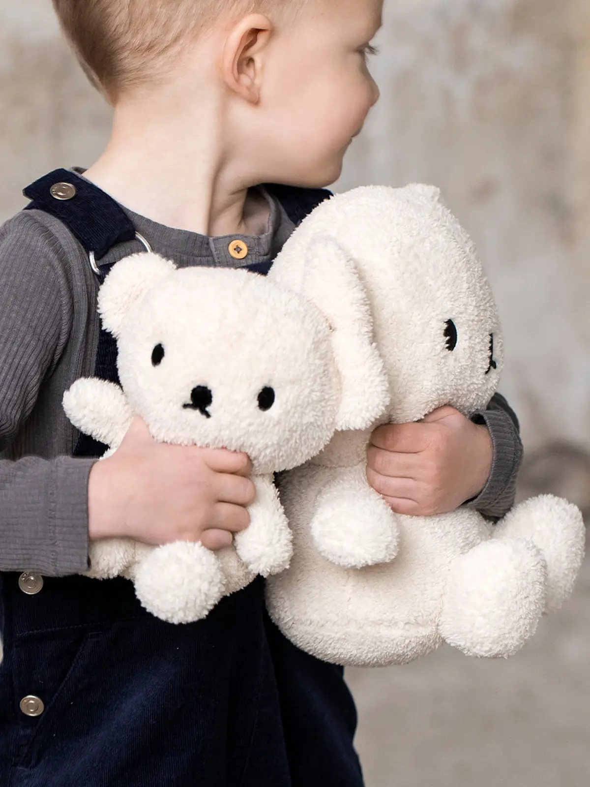 Boris Bear Terry Cream 17 cm – Kind mit Boris-Terry-Bären in zwei Größen