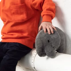 Elephant Corduroy Grey 23 cm – Kind mit grauem Corduroy-Elefanten