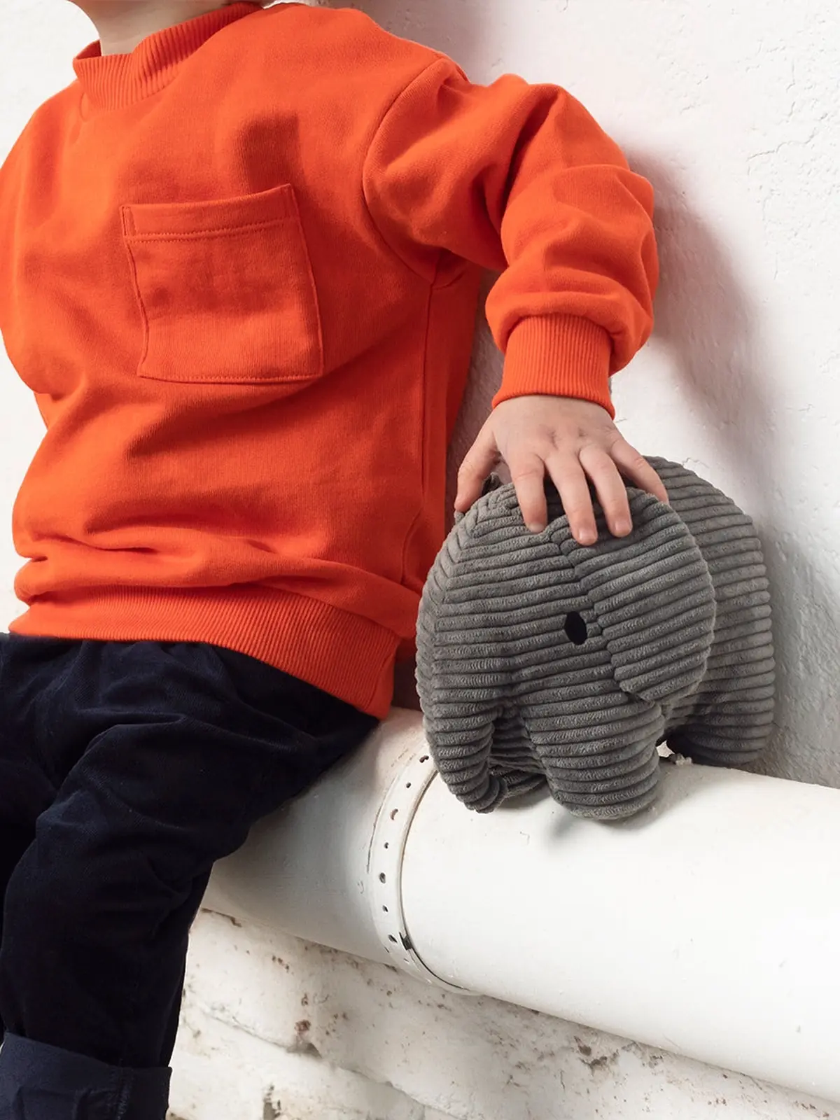 Elephant Corduroy Grey 23 cm – Kind mit grauem Corduroy-Elefanten