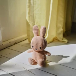 Miffy Corduroy Beige 23 cm – Kuschelhase am sonnigen Fenster