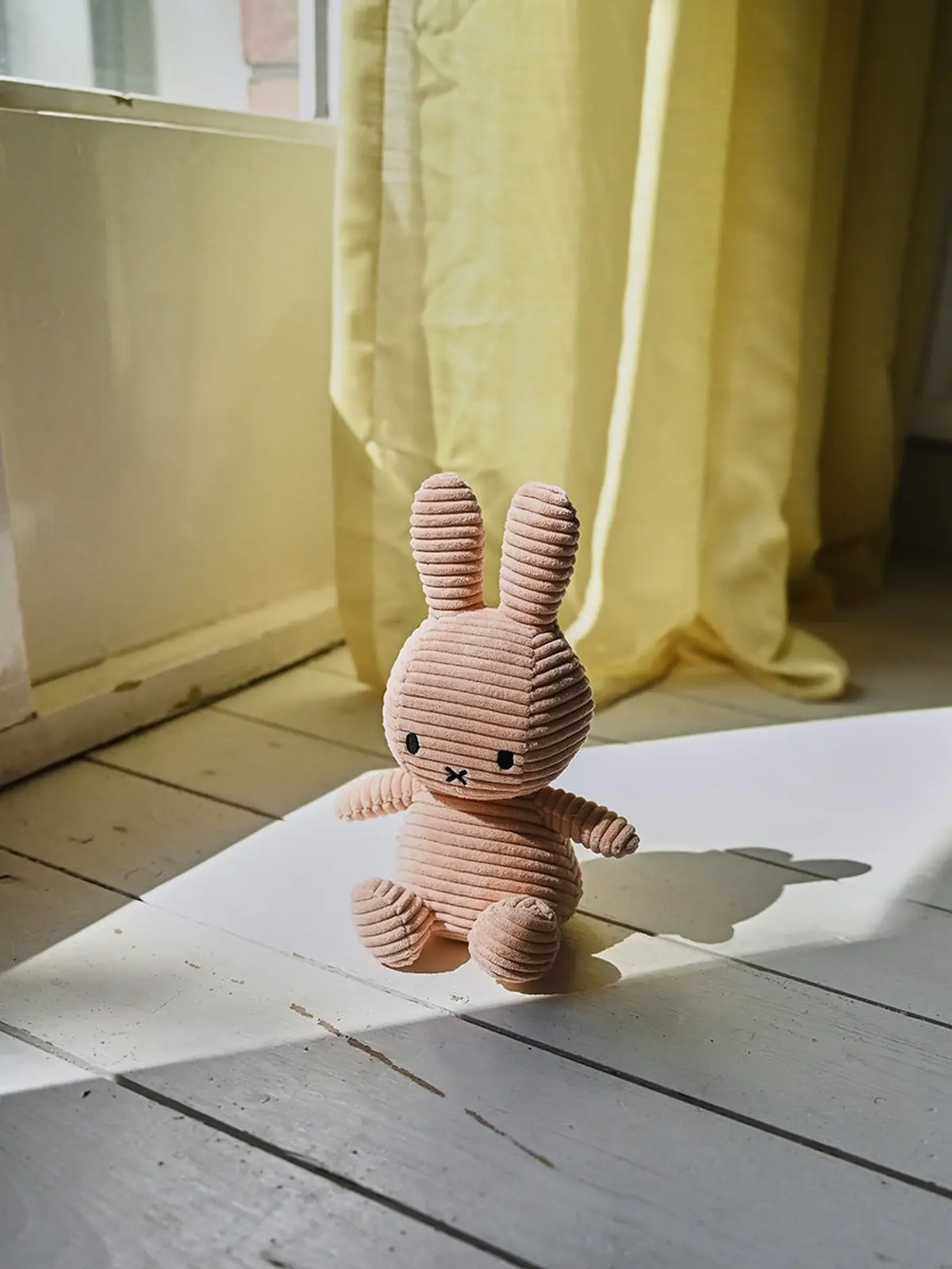 Miffy Corduroy Beige 23 cm – Kuschelhase am sonnigen Fenster