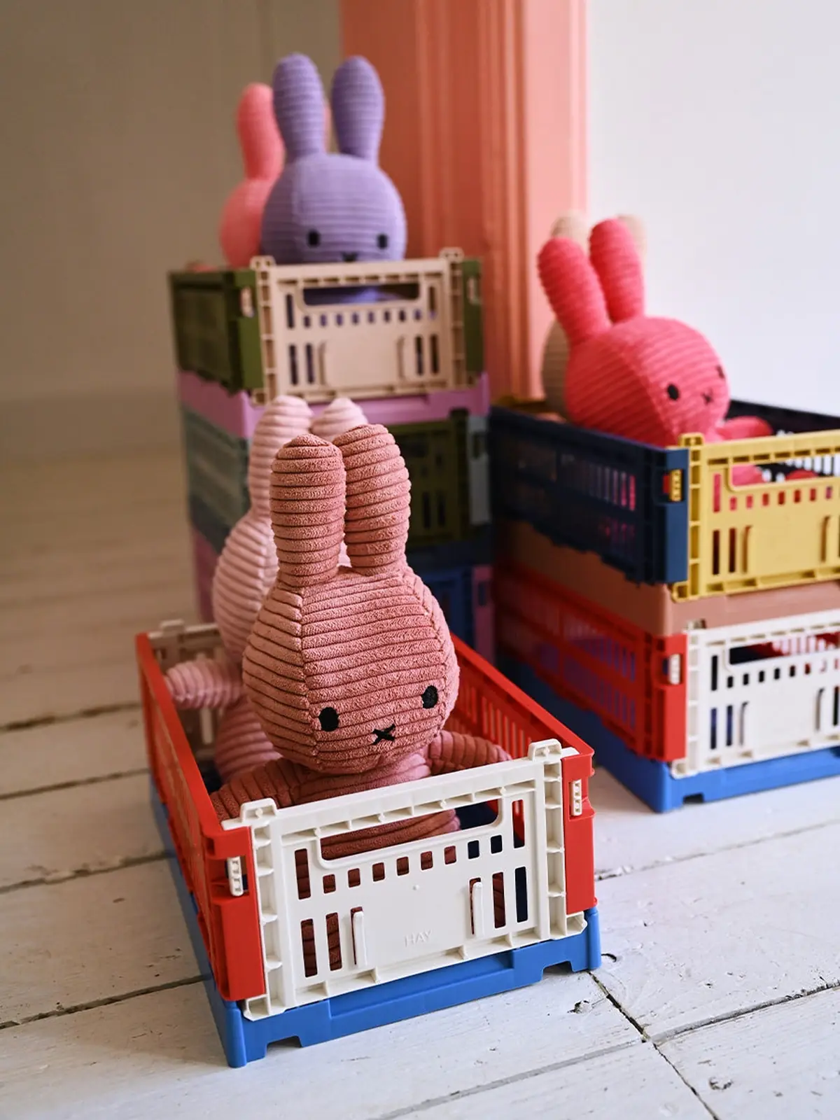 Miffy Corduroy Dusty Rose 23 cm – Mehrere Corduroy-Hasen in bunten Kisten