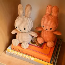 Miffy Corduroy Pumpkin 23 cm – Kuschelhase mit einem weiteren Corduroy-Hasen auf Büchern