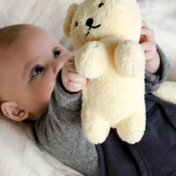 Miffy Snuffy Terry Light Yellow – Anwendungsbild mit Baby