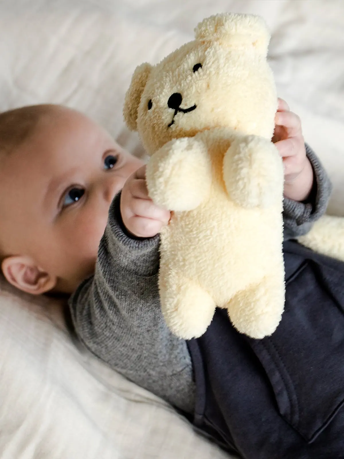Miffy Snuffy Terry Light Yellow – Anwendungsbild mit Baby