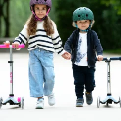 Mini Micro Deluxe Flux LED – mehrere Ausführungen: Kinder mit Rollern