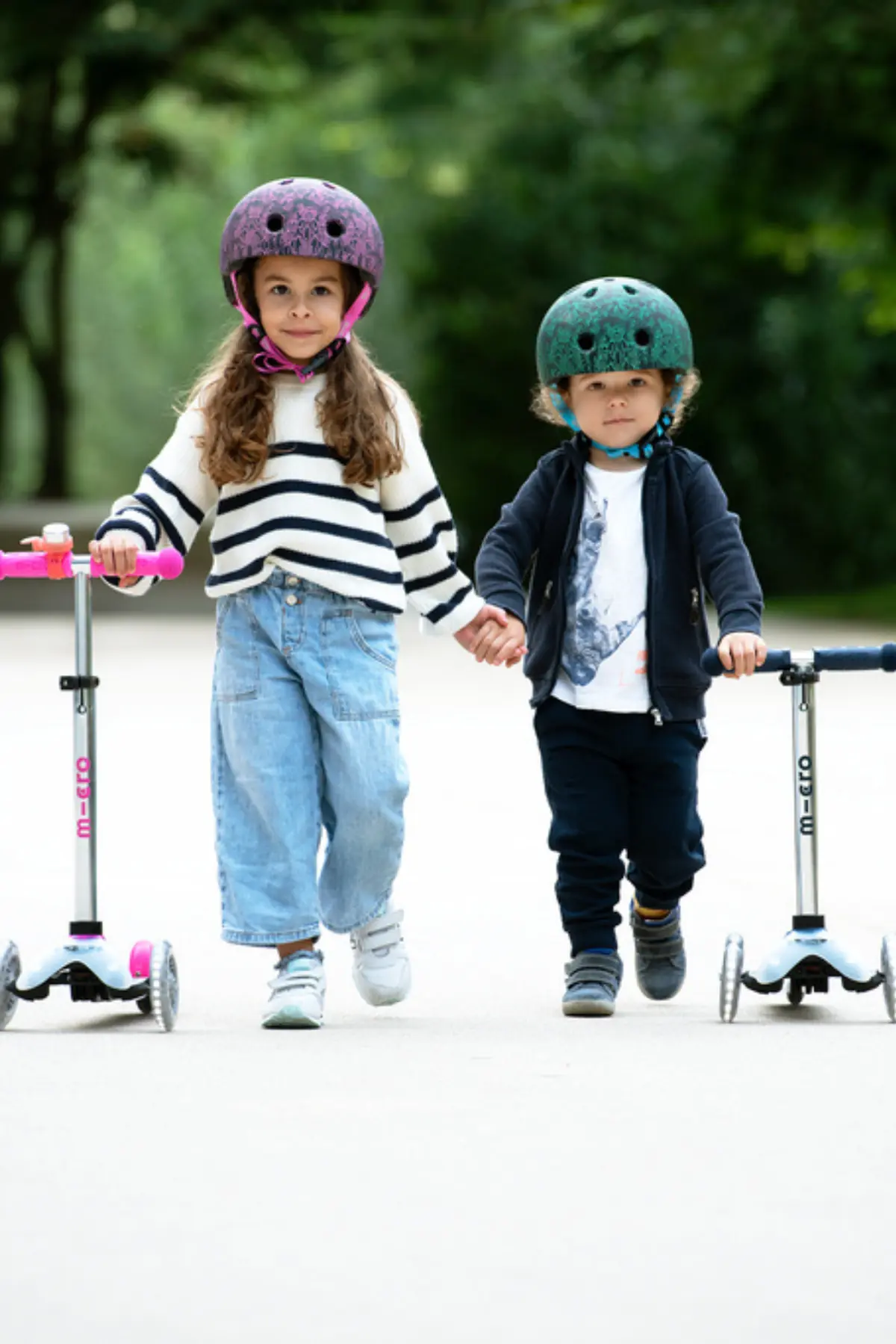 Mini Micro Deluxe Flux LED – mehrere Ausführungen: Kinder mit Rollern