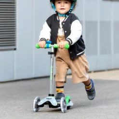 Mini Micro Deluxe Flux LED Neon Green: Kind beim Rollerfahren