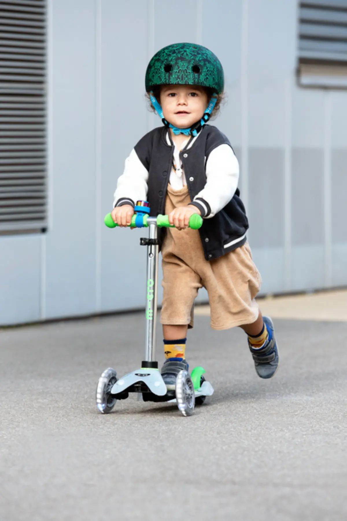 Mini Micro Deluxe Flux LED Neon Green: Kind beim Rollerfahren