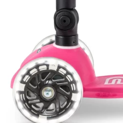 Mini Micro Deluxe Foldable LED Pink: Vorderrad und Faltgelenk im Detail