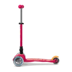 Mini Micro Deluxe Foldable Ruby Red: Produktansicht schräg von vorn