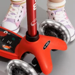Mini Micro Minilino LED Red: Trittbrett und Vorderräder mit Kind
