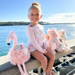 Kind mit Flamingo Gloria und Einhörnern am Wasser – O.B. Designs