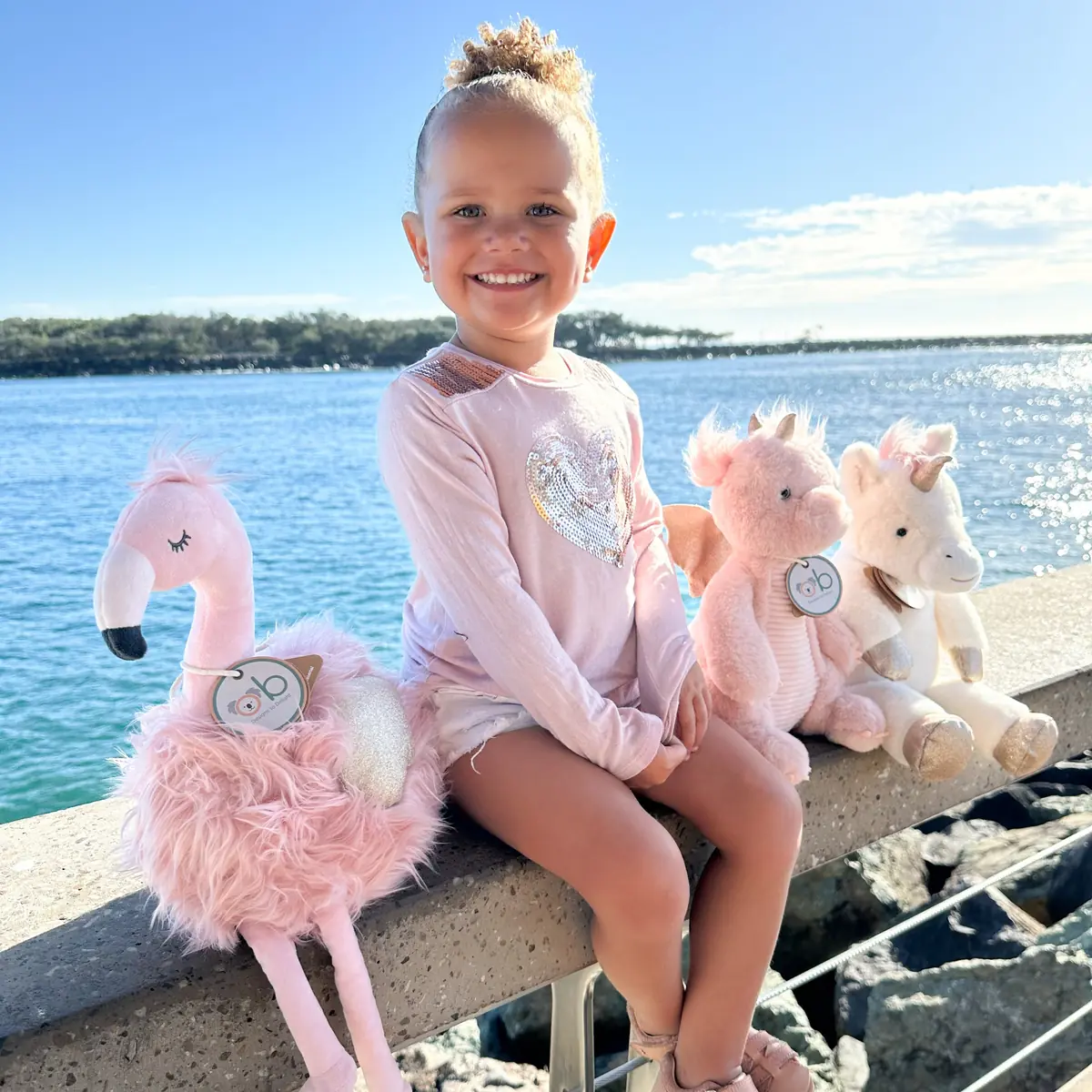 Kind mit Flamingo Gloria und Einhörnern am Wasser – O.B. Designs