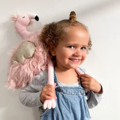 Kind mit Kuschelflamingo Gloria – O.B. Designs
