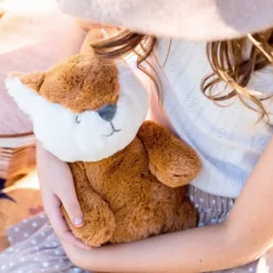 Kind hält Kuschelfuchs Frankie im Arm – O.B. Designs