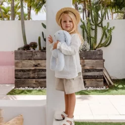 Kind mit Kuschelhase Baxter – O.B. Designs