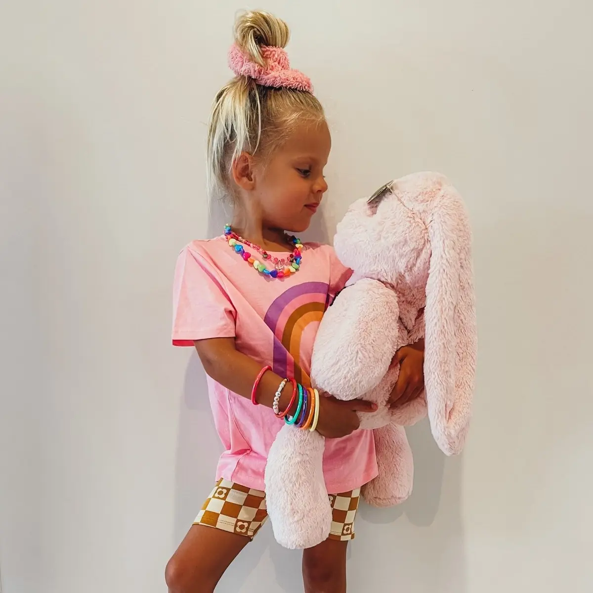 Kind mit großem Kuschelhasen Betsy – O.B. Designs