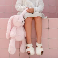 Kind mit Kuschelhase Betsy – O.B. Designs