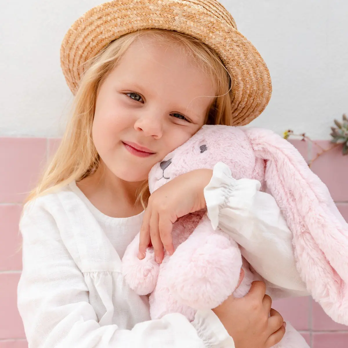 Kind kuschelt mit Hase Betsy – O.B. Designs