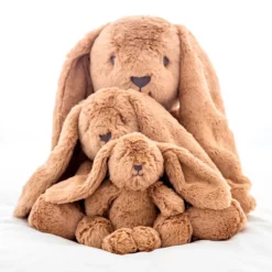 Kuschelhasen Bailey in drei Größen, nah beieinander – O.B. Designs