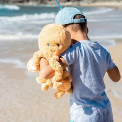 Kind mit Oktopus Ollie am Strand – O.B. Designs