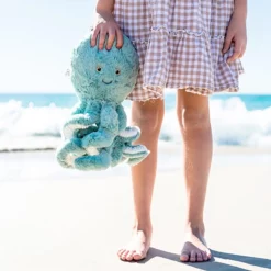 Kind mit Oktopus Reef vor dem Meer – O.B. Designs