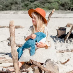 Kind mit blauem Kuschelwal Hurley am Strand – O.B. Designs