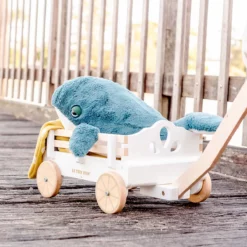 Blauer Kuschelwal Hurley auf einem Spielzeugboot – O.B. Designs