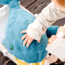 Kind streichelt blauen Kuschelwal Hurley – O.B. Designs